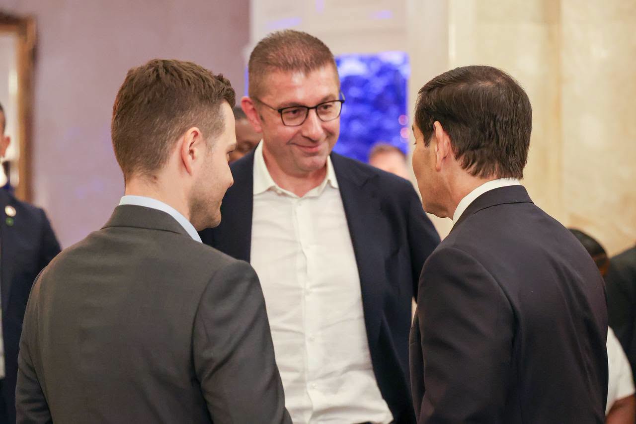 Продолжуваме да го јакнеме македонско-американското стратешко партнерство и да создаваме нови можности, порача Мицкоски по средбата со Марко Рубио