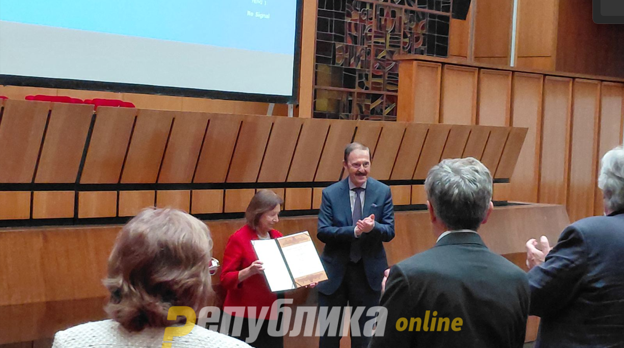 Преполна сала за предавањето на светски позната научничка, скопјанката Светлана Мојсов во МАНУ
