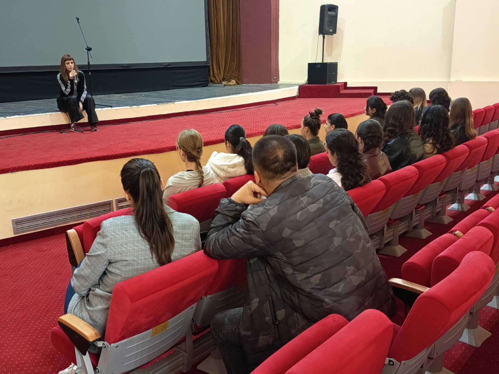 Дина Дума во Кочани: Филмот го направив откако видов девојка во шалвари како “скејта” на кејот на Вардар