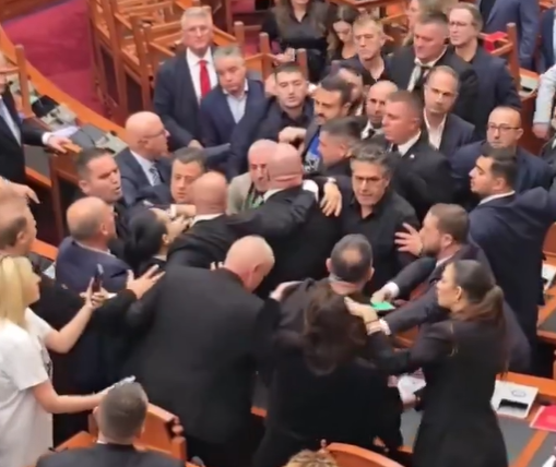 Насилството во Албанија од улица се префрли во Парламентот